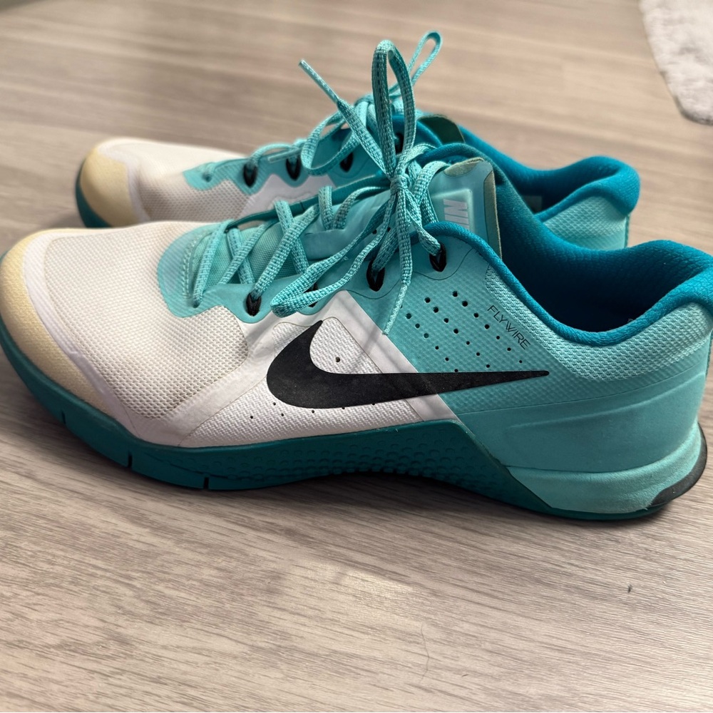 Nike Metcon 2 women’s White and Teal Athletic Shoes